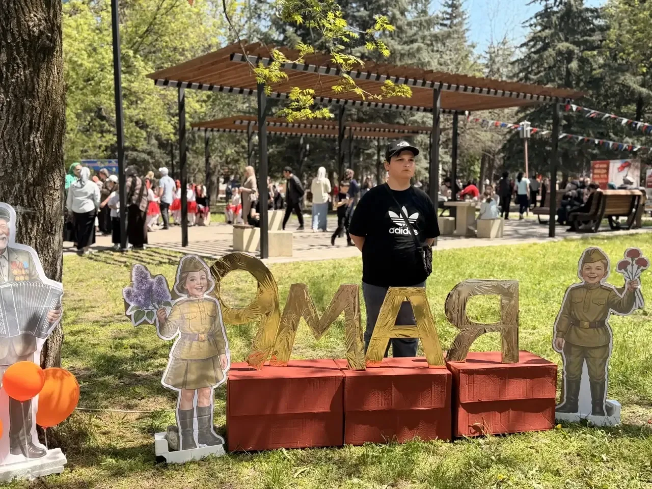 📸 В лицее №1 работала фотозона с надписью «9 мая». Дети и взрослые делали памятные снимки на фоне пр