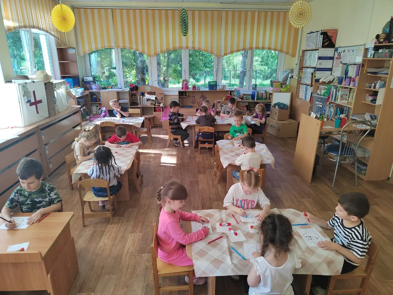 Радуга в «Светлячках» 🌈
〰️〰️〰️〰️〰️〰️〰️〰️〰️〰️〰️〰️
Аппликация + выставка + свои рассказы = море эмоци