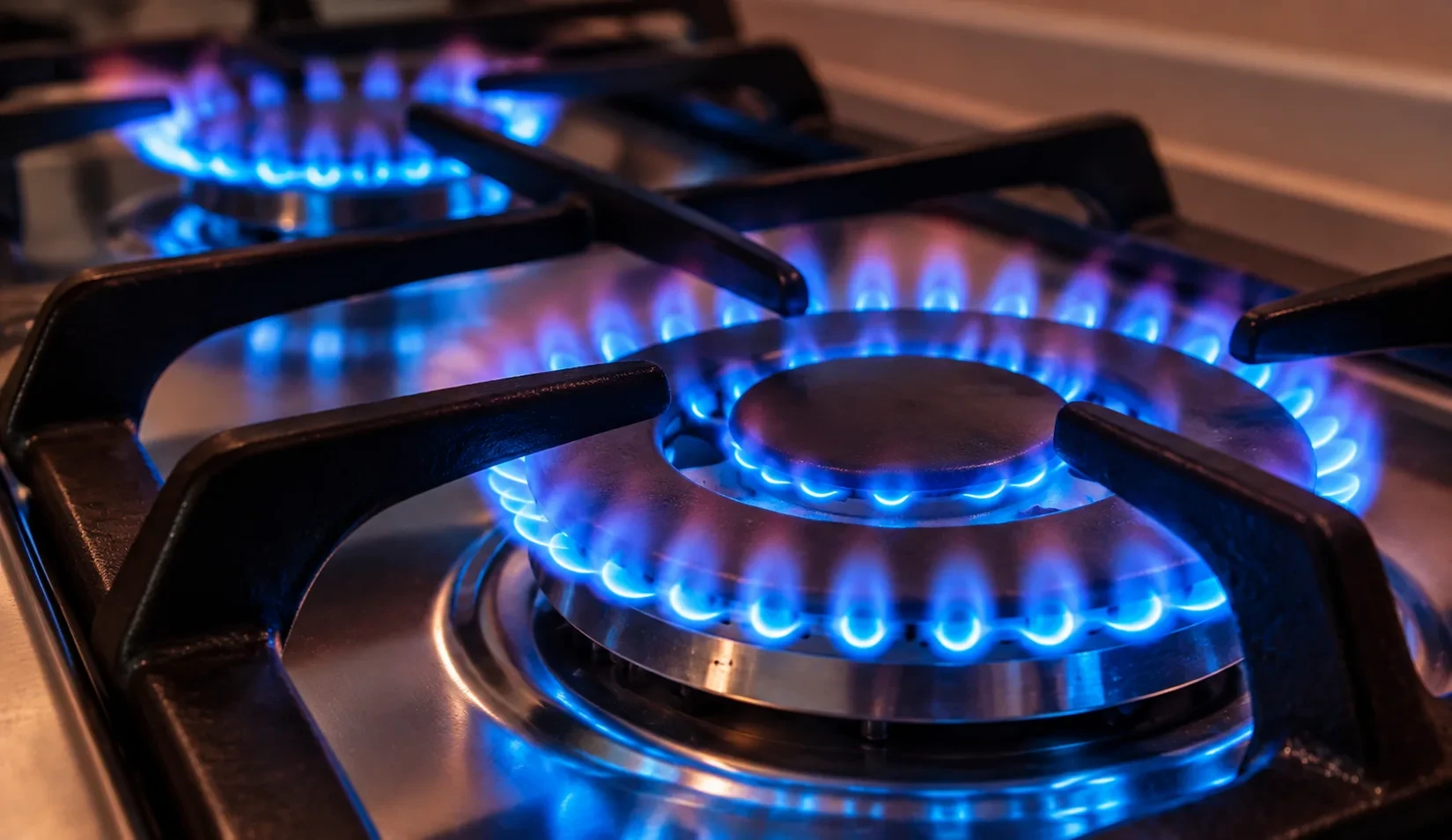 В Туапсе на нескольких улицах неделями нет воды, газа и тепла