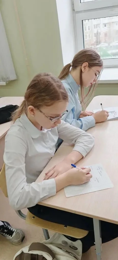 Сегодня, 28 апреля, с учащимися 5М и 6М класса провел занятие выпускник МФТИ, сотрудник Института эл