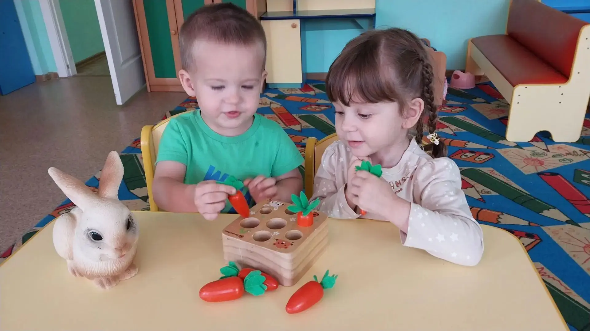 Малыши с большим удовольствием сажали морковки🥕🥕🥕 для зайчика🐇, аккуратно помещая и...