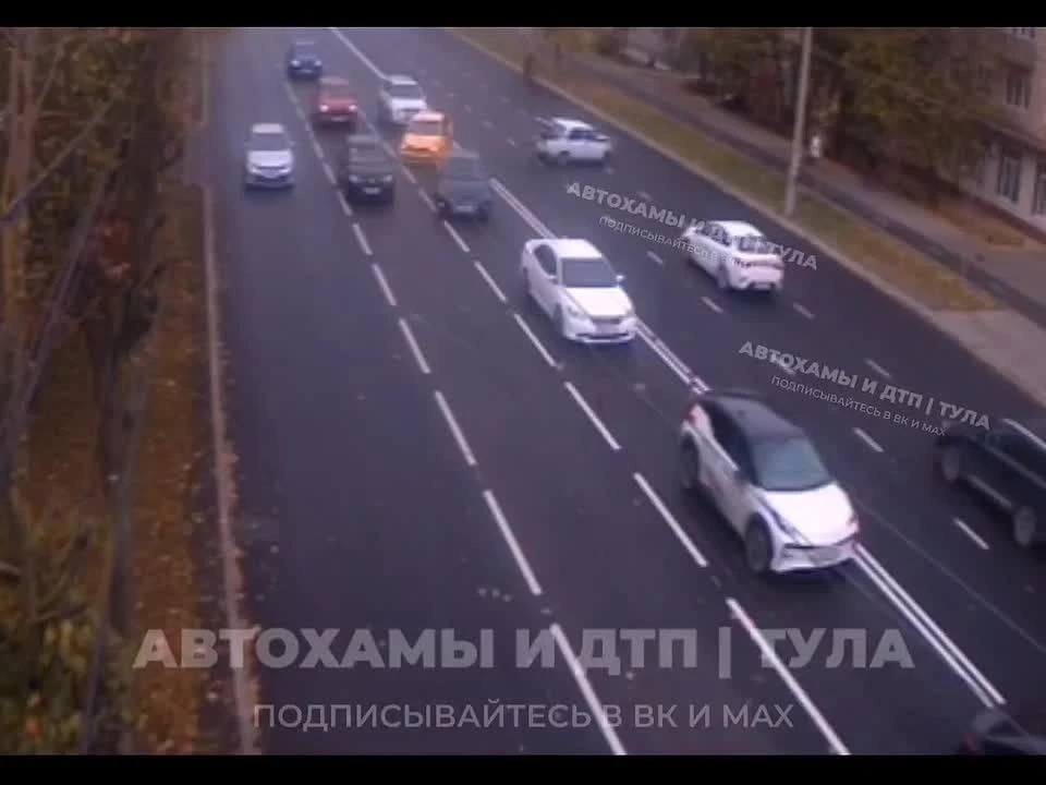 📌 "Жигули" в Туле после заноса "собрали" две иномарки на Красноармейском проспекте