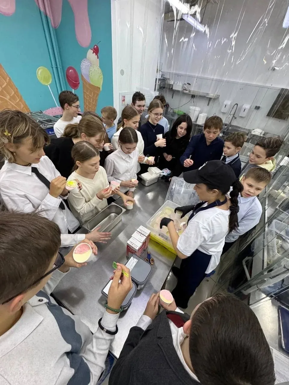 Сладкое путешествие: 6 «В» на фабрике мороженого «Джелато» 27 февраля ученики 6 «В» класса в рамках 