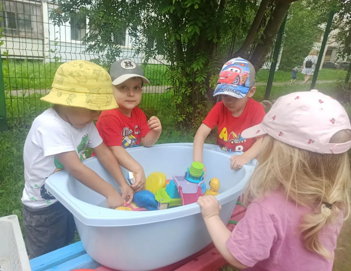 ☀️ Лето — время гулять и играть!

Лето в детском саду — это особенный сезон. Тёплые деньки, яркое со