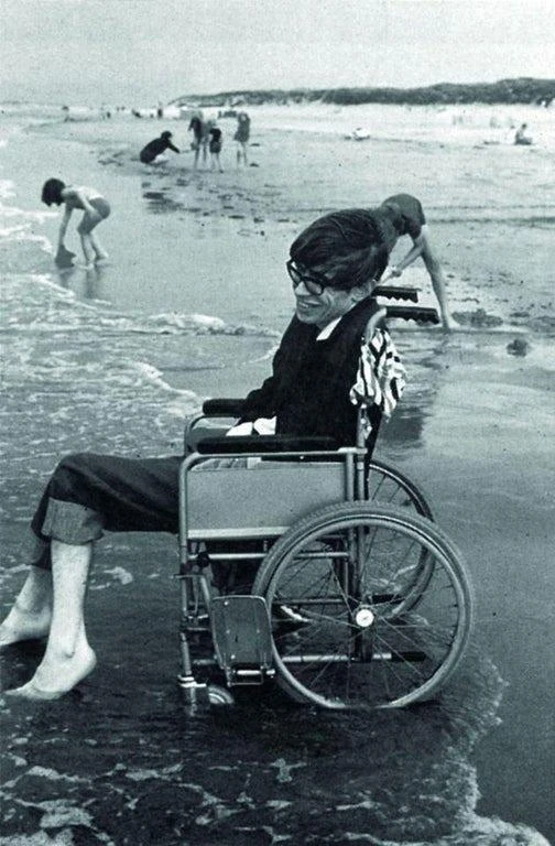 Стивен Хокинг отдыхает на пляже, 1971 год