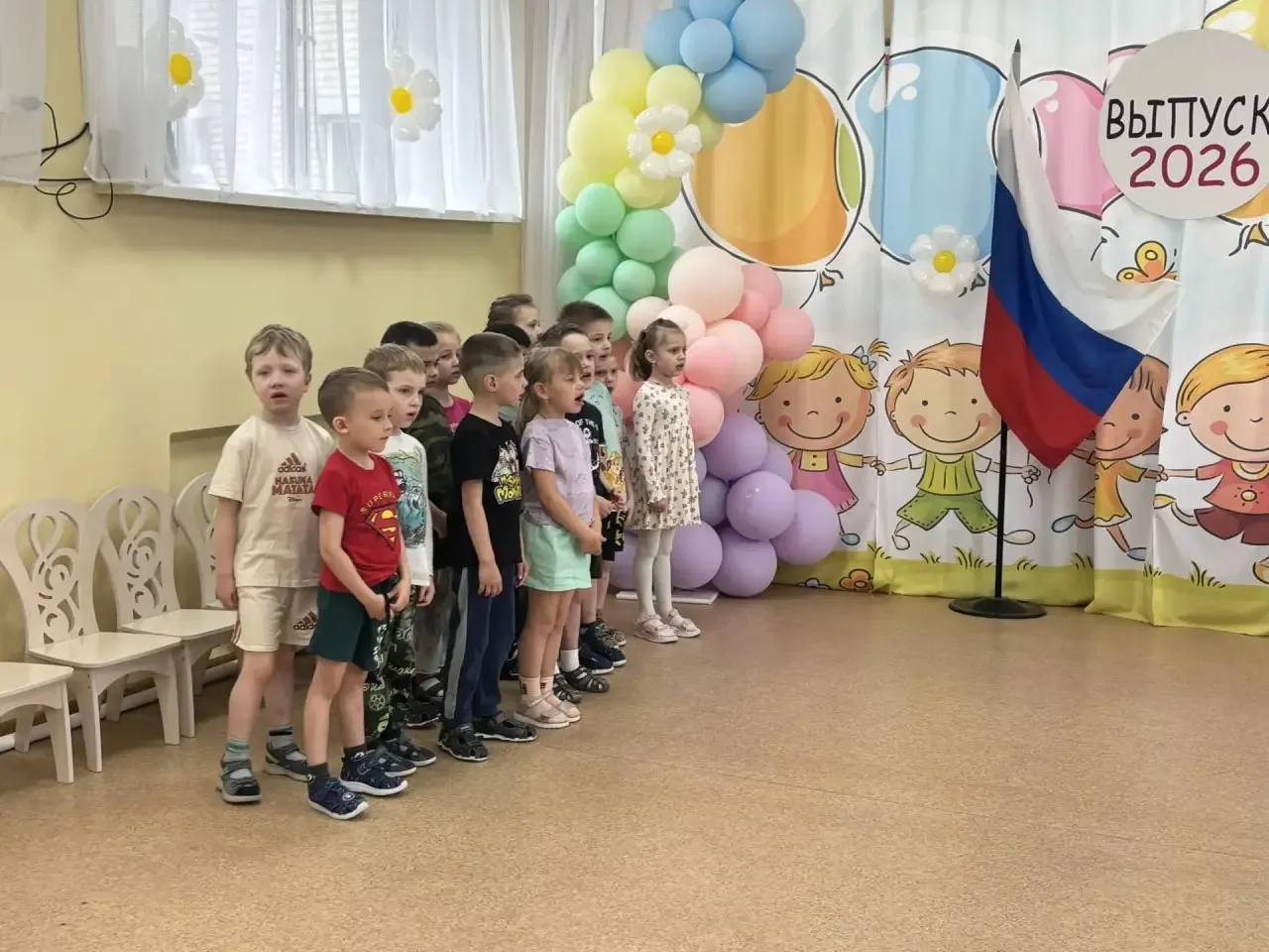 По традиции утро в дошкольном отделении 26 МОУ «СОШ N 2» г. Истра  началось с прослушивания  гимна Р
