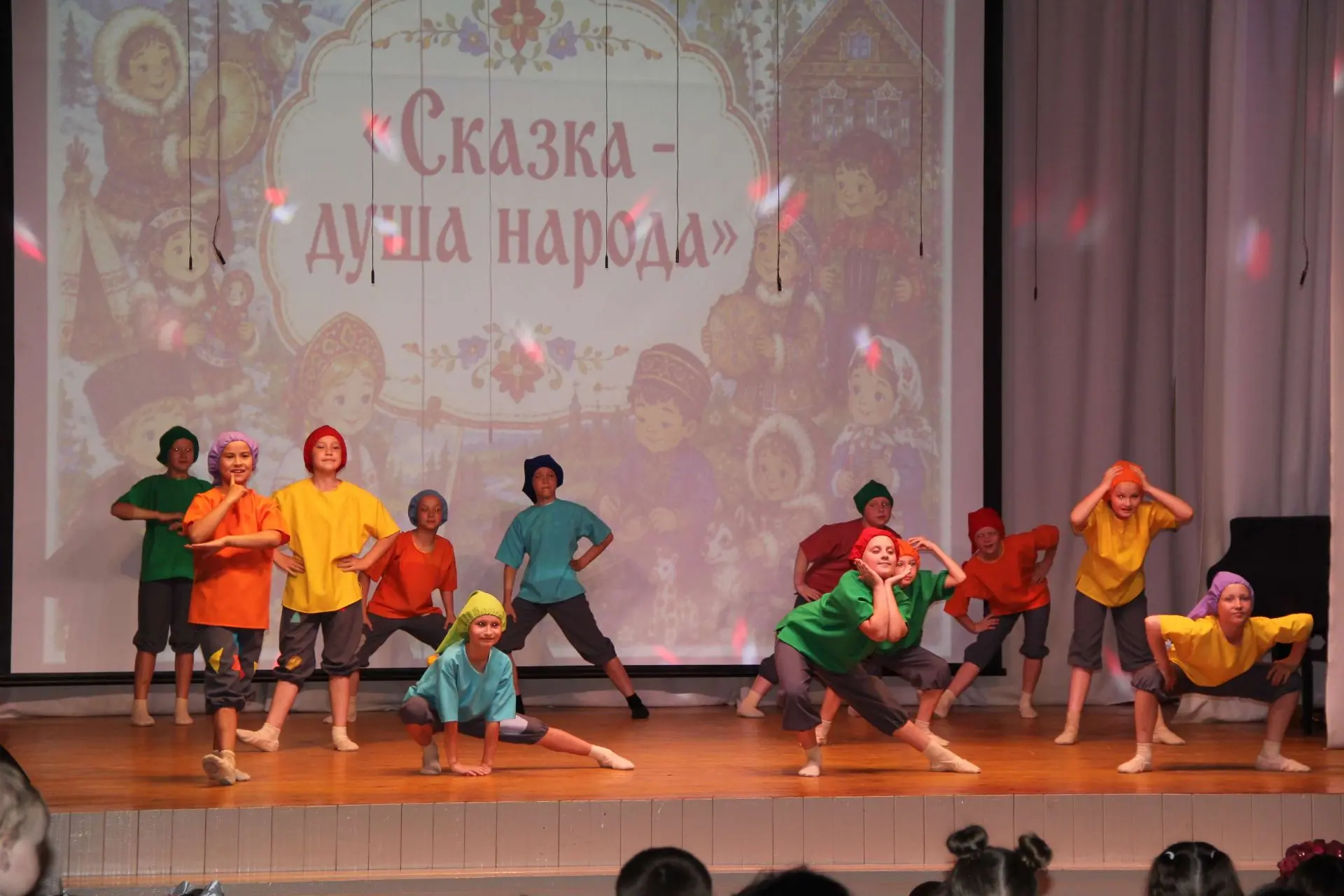 🎉💃🎨 Учебный год учащихся дошкольного отделения завершился концертом и выставкой "Сказка - душа на