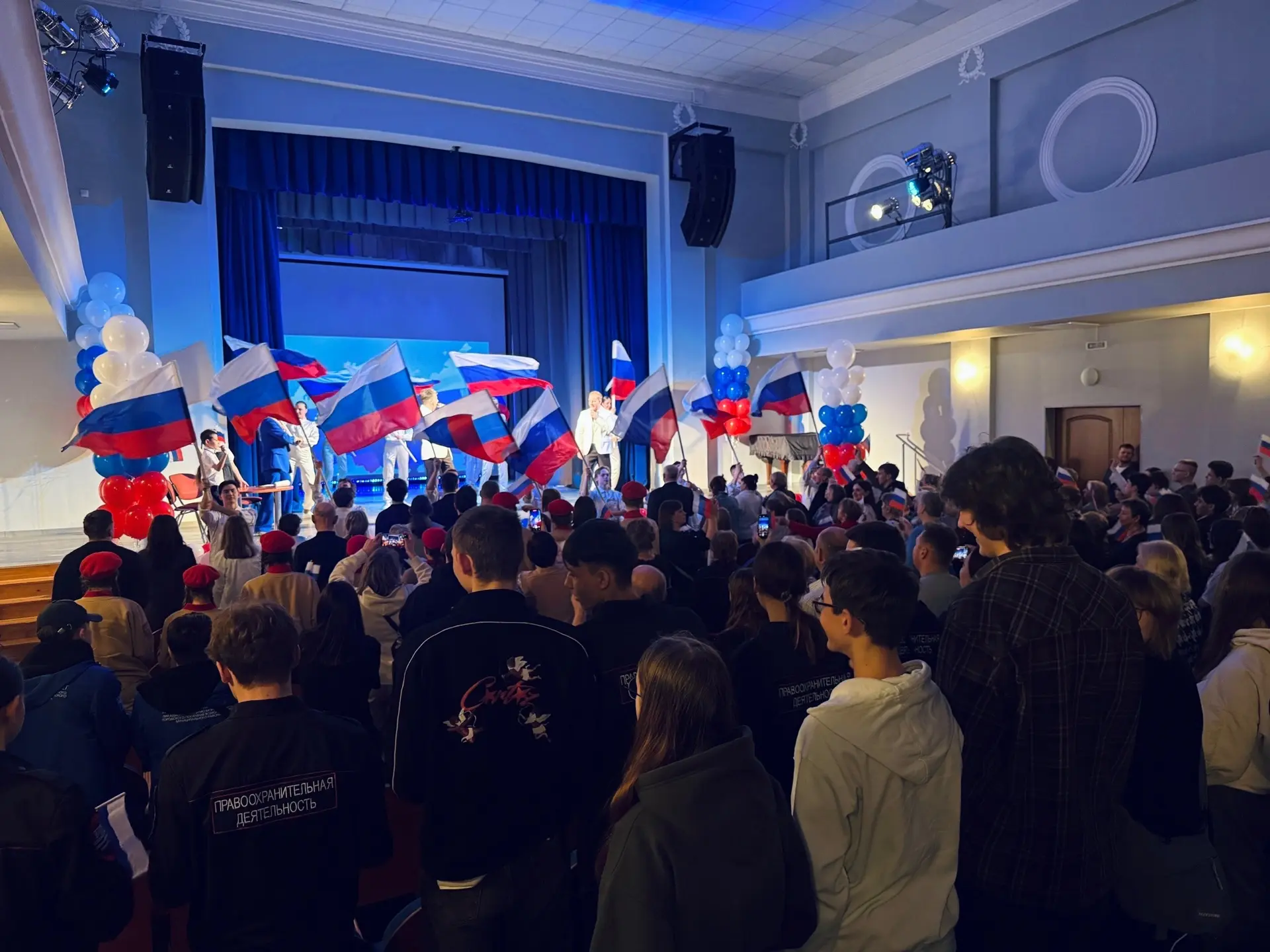 🇷🇺18 марта участники движения "Юнармия" МОУ "СОШ № 2" г. Всеволожска посетили праздничный концерт, п