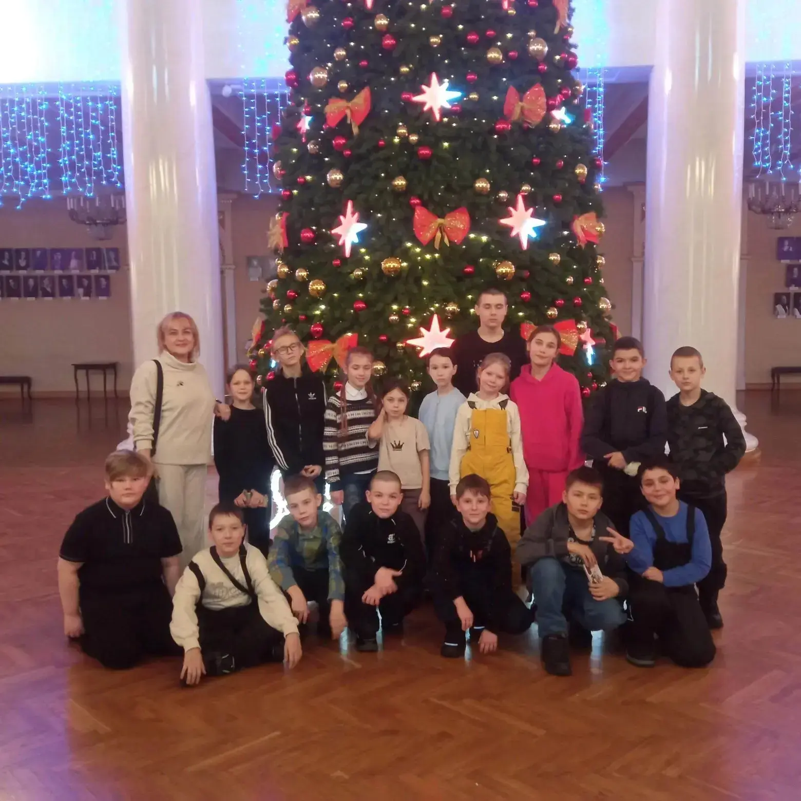 25.12. ребята и родители 4Б класса посетили Театр Оперы и Балета, посмотрели мюзикл для всей семьи "