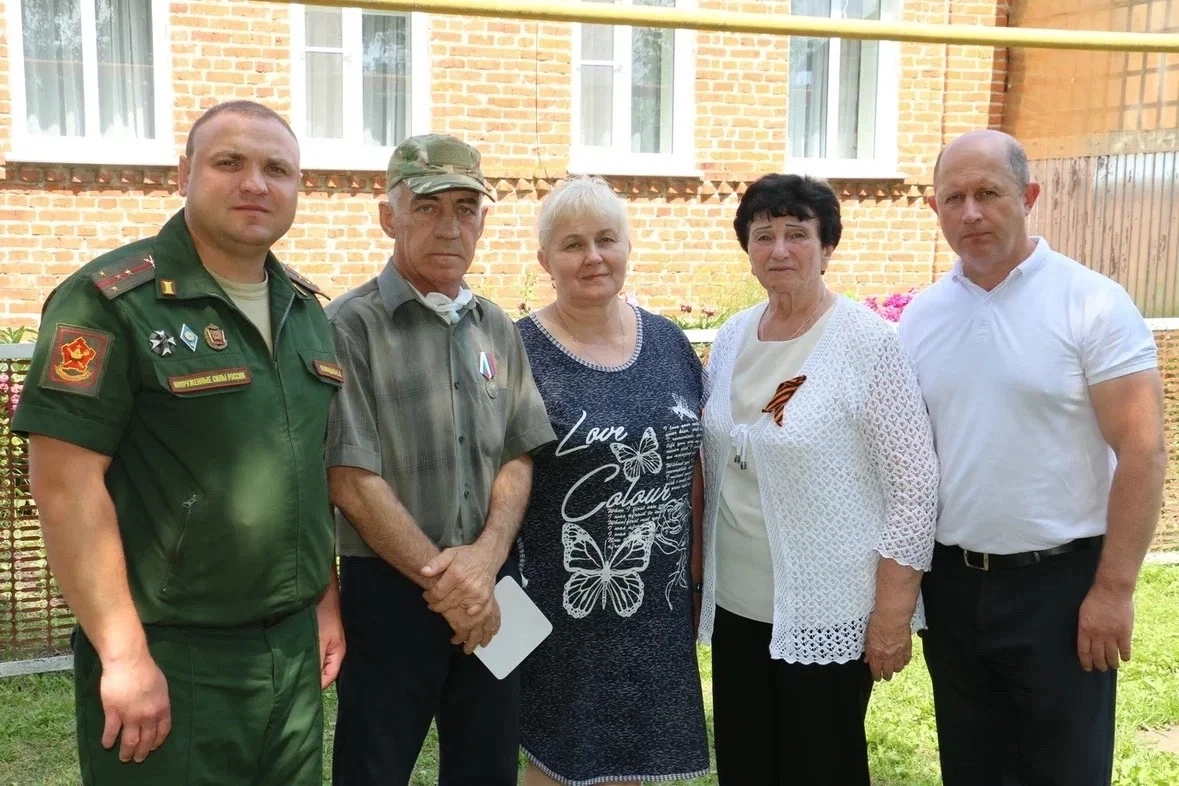 🇷🇺 Жителю села Воробьевка Валерию Михайловичу Ушакову, была вручена медаль «Отец солдата». Эта наг