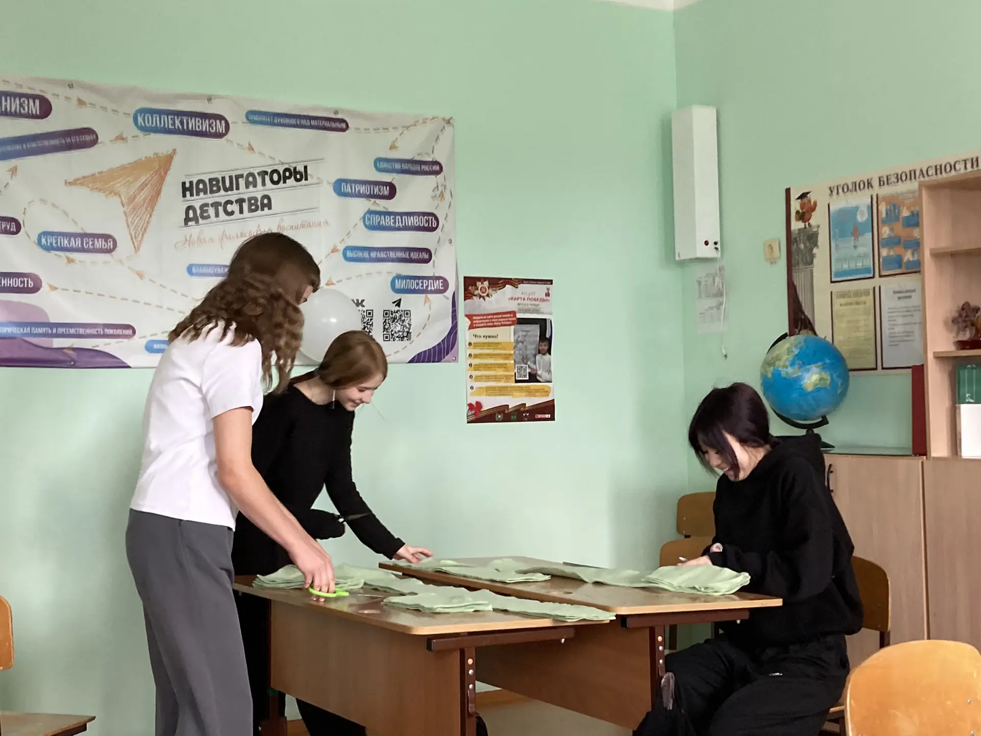 Маленькие руки, большая забота: как школьницы помогают бойцам