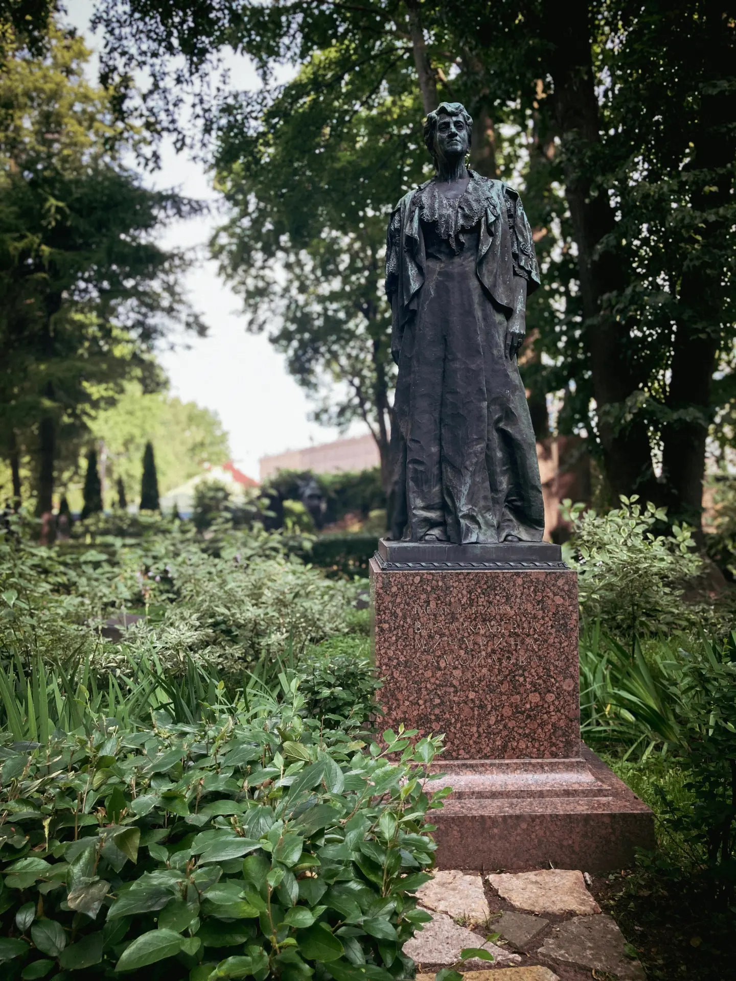 История театра сохраняется не только в пьесах, фотографиях и воспоминаниях современников, но и в суд
