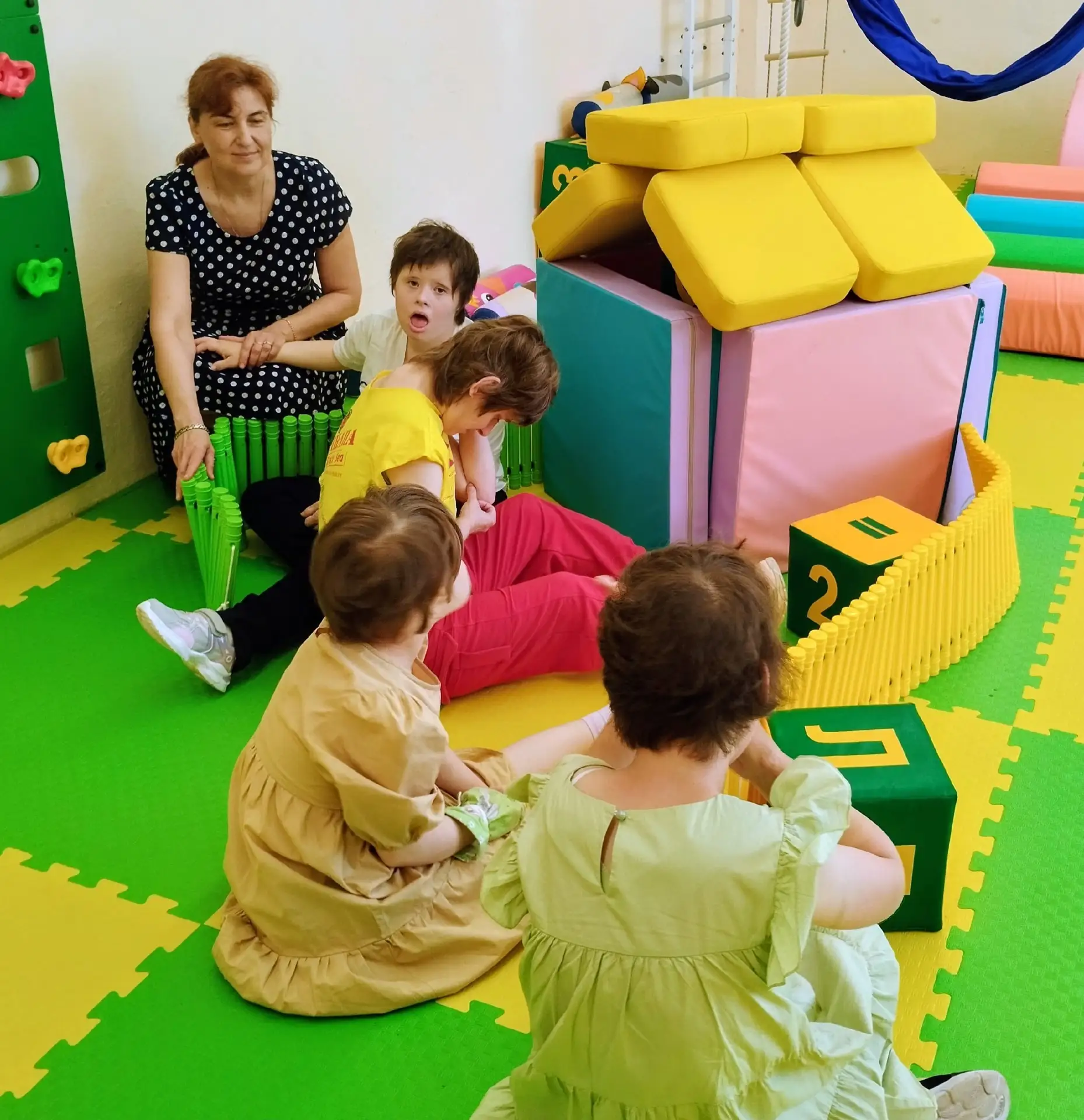 Сегодняшний день нашей пришкольной площадки "Теплый лучик", был посвящен строительству. Ребята смогл