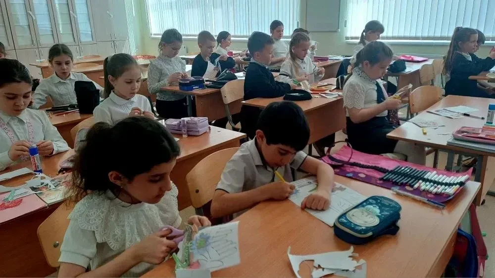🕊️ Урок памяти и творчества во 2 «Ж» классе! Ребята начали подготовку ко Дню Победы на уроках труда: