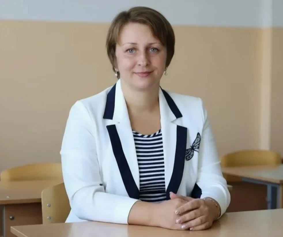 Первый учитель 🧑‍🏫 

Мы продолжаем рассказывать об учителях будущих первоклассников.

Знакомьтесь,