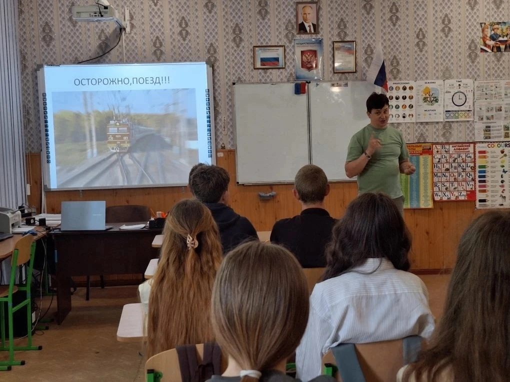 В рамках детского месячника: «Уступи дорогу поездам» в ГБОУ ХО "Мирненская школа Каланч...