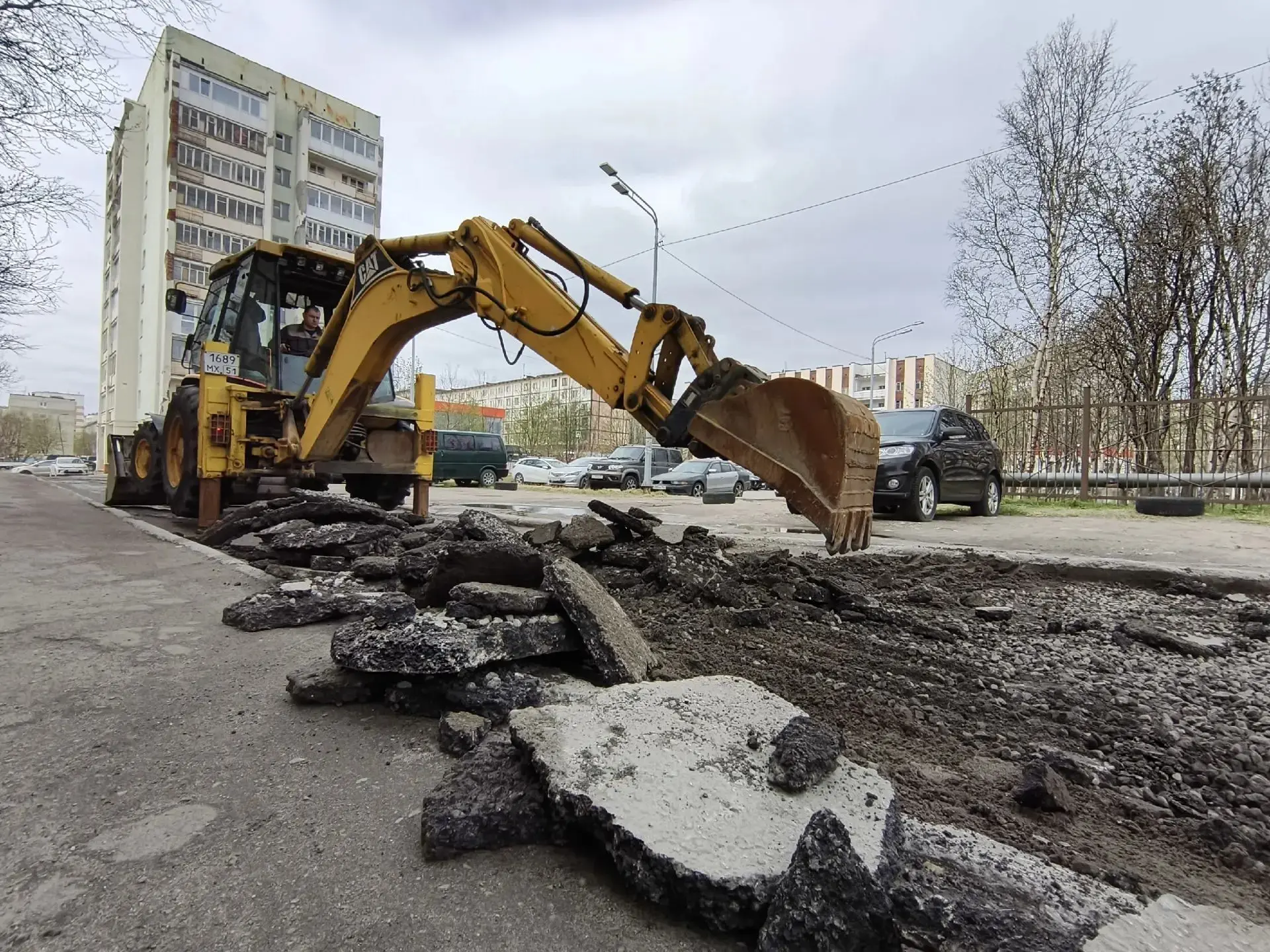 Владимир Евменьков:  При финансовой поддержке региона продолжаем обновлять дворовые проезды. В этом 