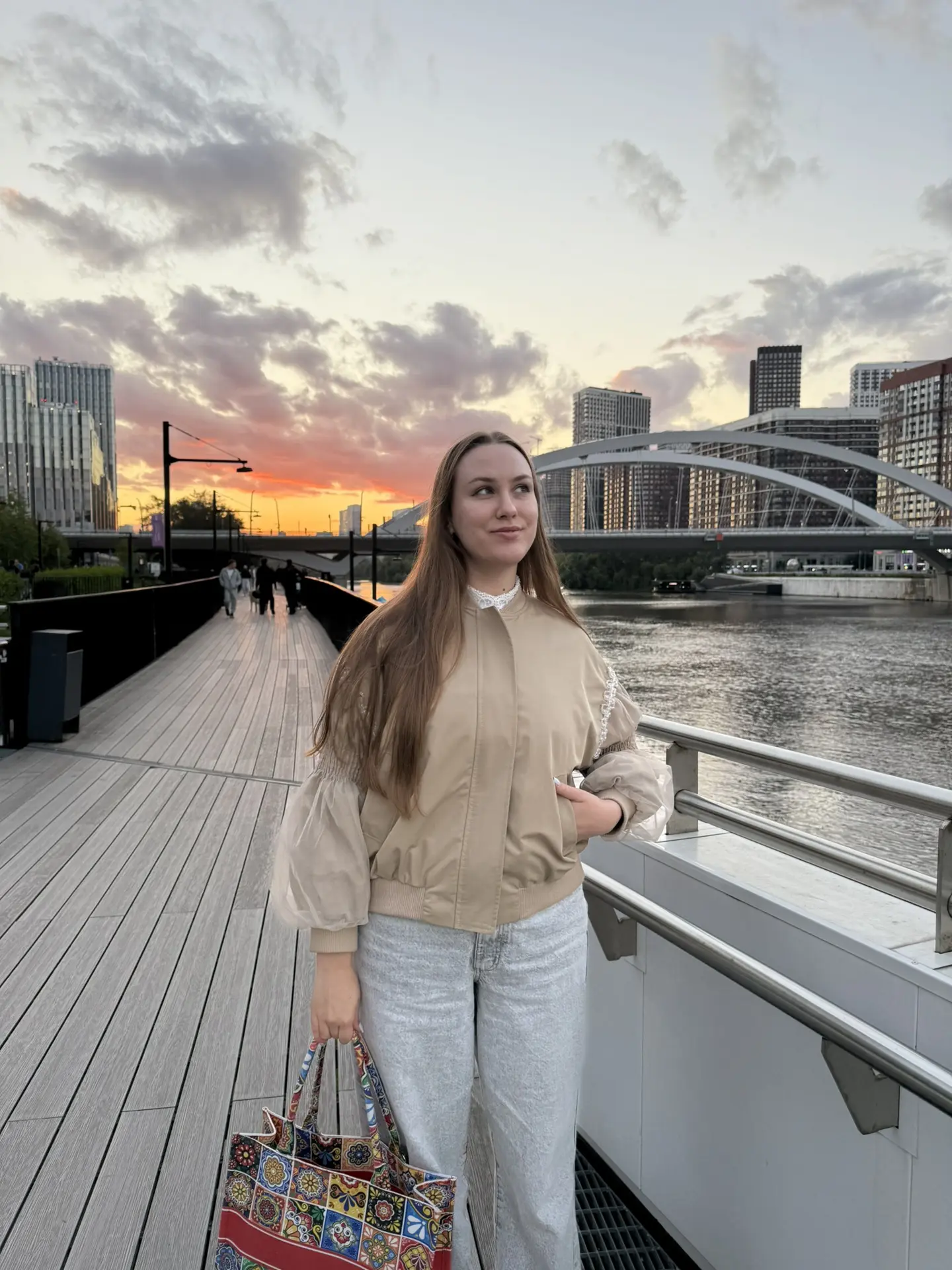 Я так хотела побывать на этой набережной в Москве с вайбами Нью-Йорка! 

столько раз видела в рилсах