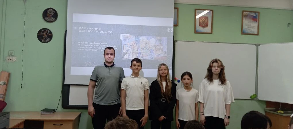 Международный день музеев  ✨ Советник директора по воспитанию Байрамов Т.А., волонтеры лицея 103 " В