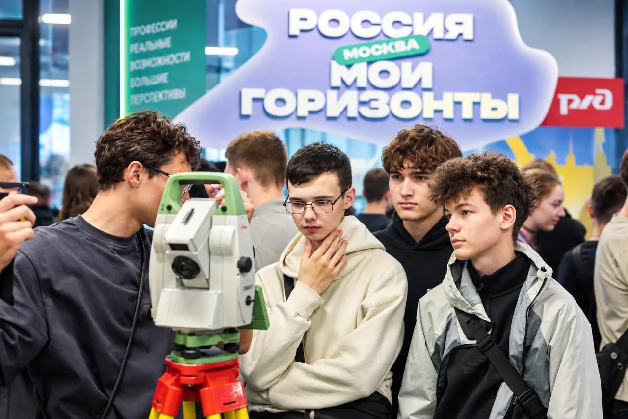 Боря с утра до вечера носится по квартире, пинает всё, что летит, и периодически пытает...