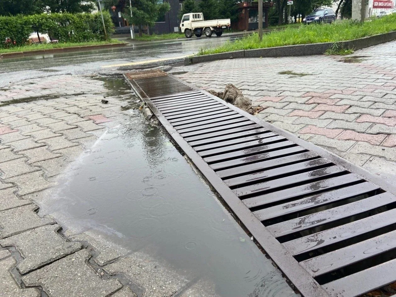 🧹Коммунальщики расчистили более полутора километров водоотводов в Уссурийске