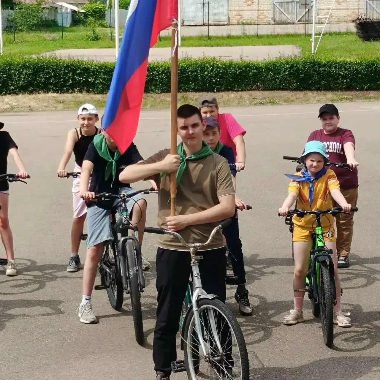 📌 В МОУ Викторопольская СОШ в честь Дня России на территории лагеря труда и отдыха «Юный турист» ца
