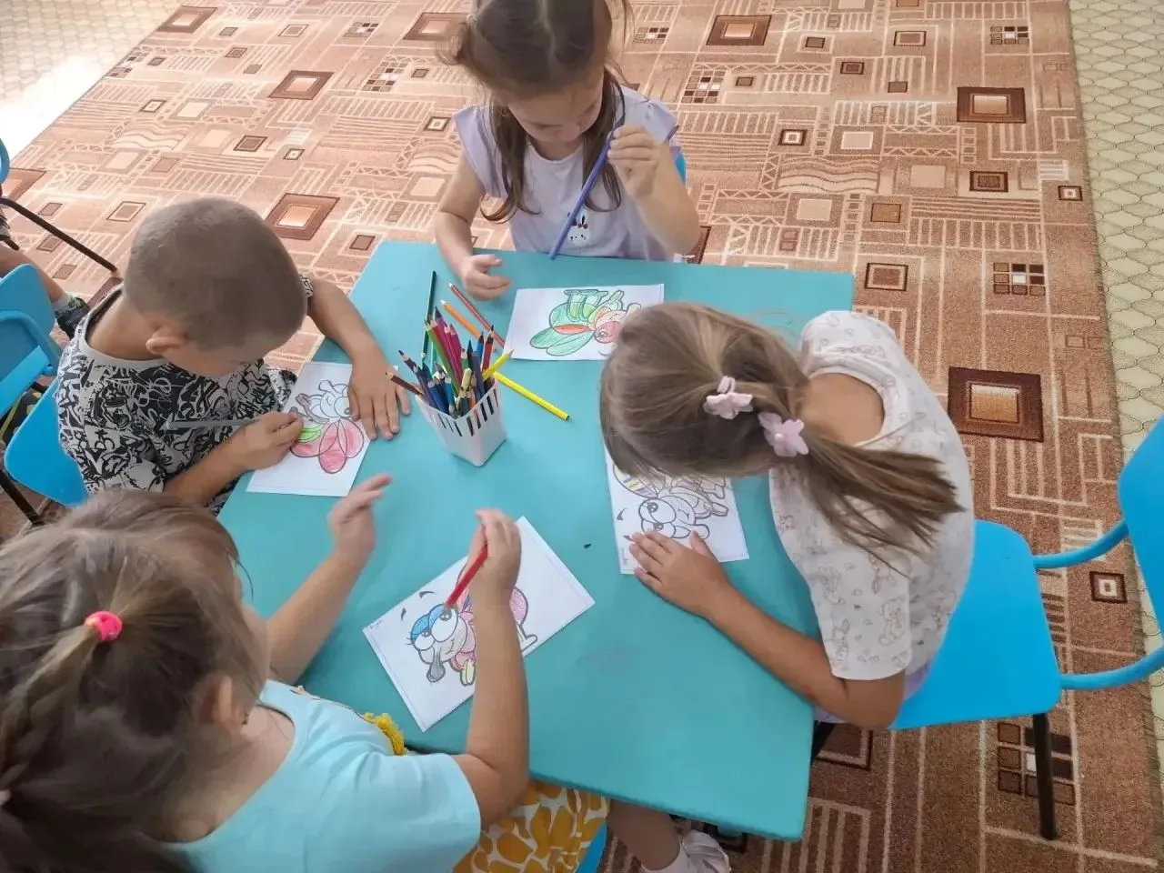 День рождения Мухи-Цокотухи: дети раскрасили героиню и послушали сказку. Улыбки, краски...