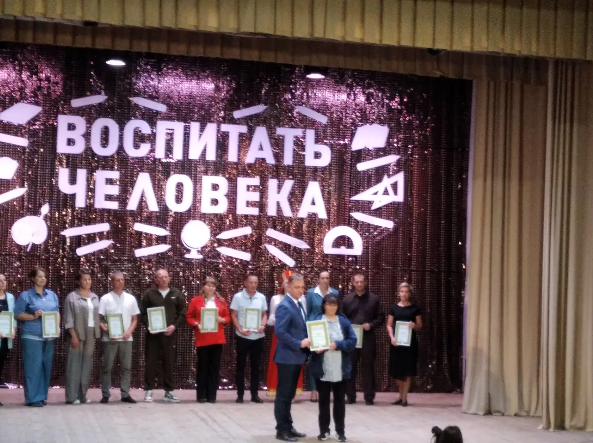 Грамотой за помощь школе награждена Елена Александровна Рыбина