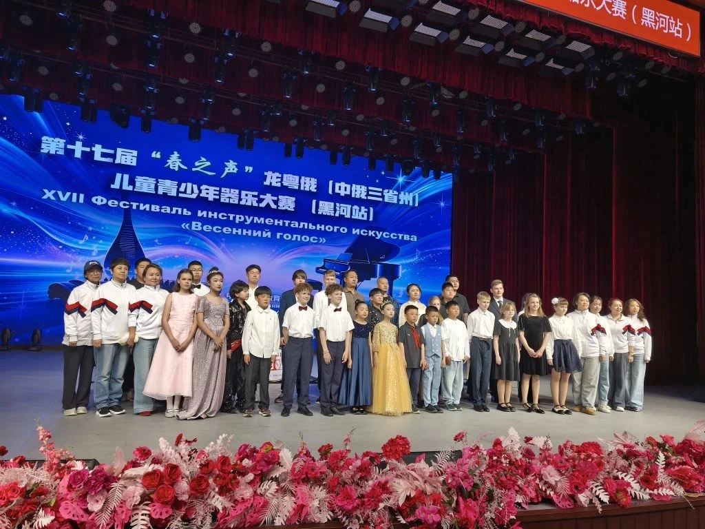 ДОМРА, БАЛАЛАЙКА И АККОРДЕОН 
🇷🇺🎶🇨🇳
Голоса русских народных инструментов ярко зазвучали в начал