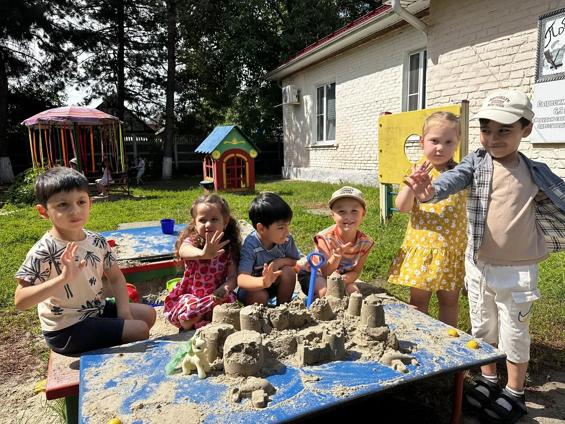 Песочные фантазии: День песка в нашем саду! 🏖️🏰

Сегодня наши песочницы превратились в настоящие с