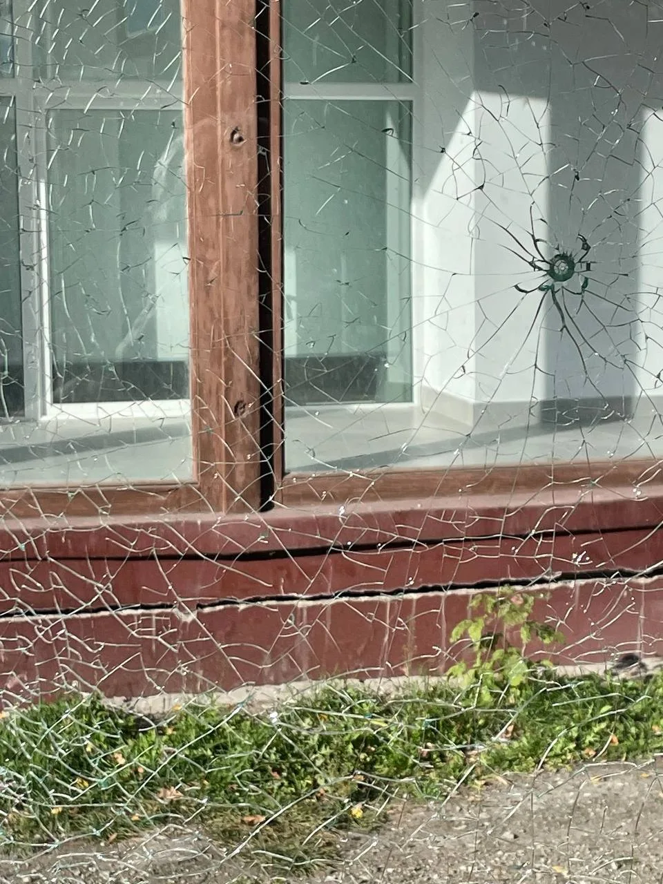 На Громобоя разбили стекло новой остановки