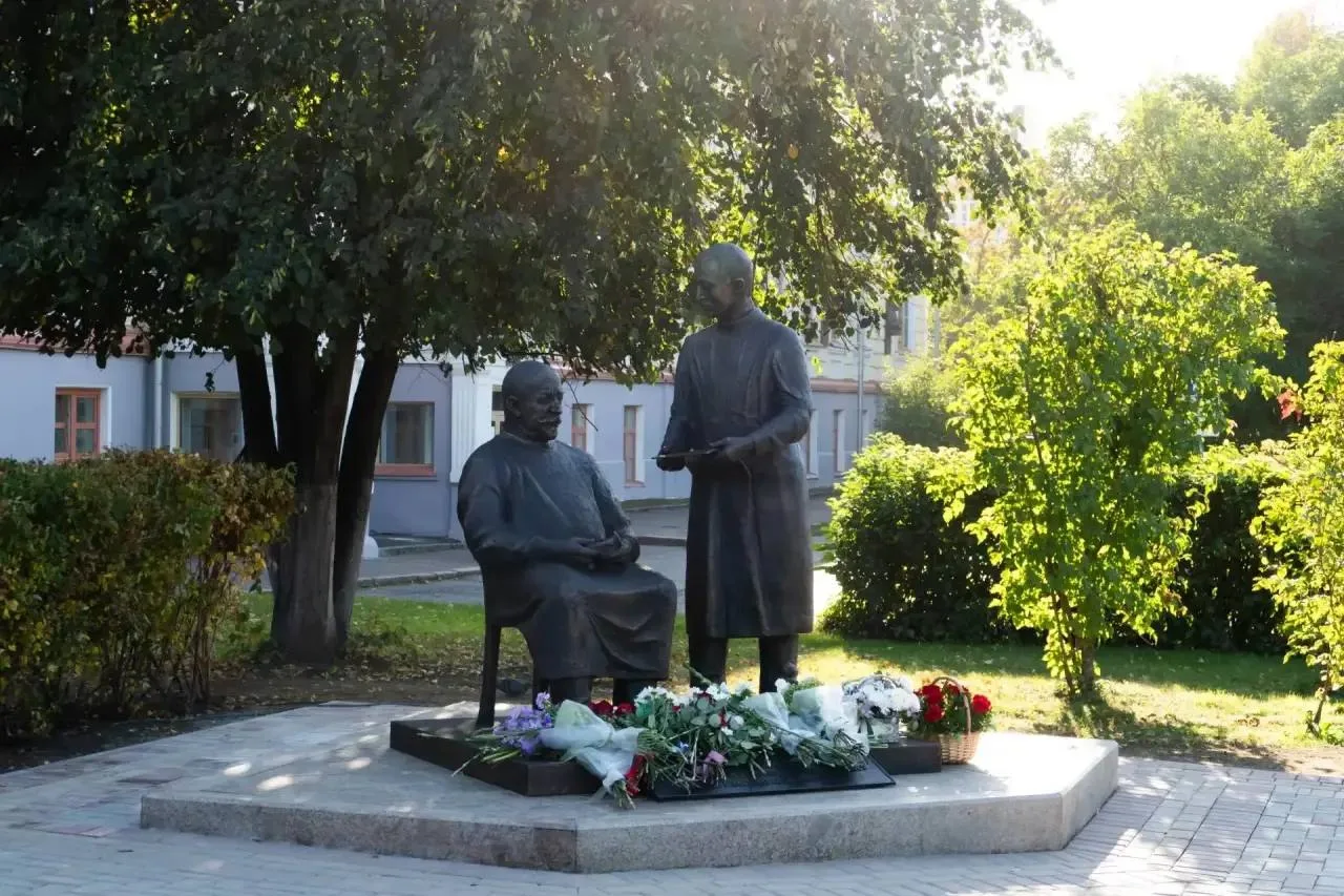 В Томске установили памятник учителю и ученику