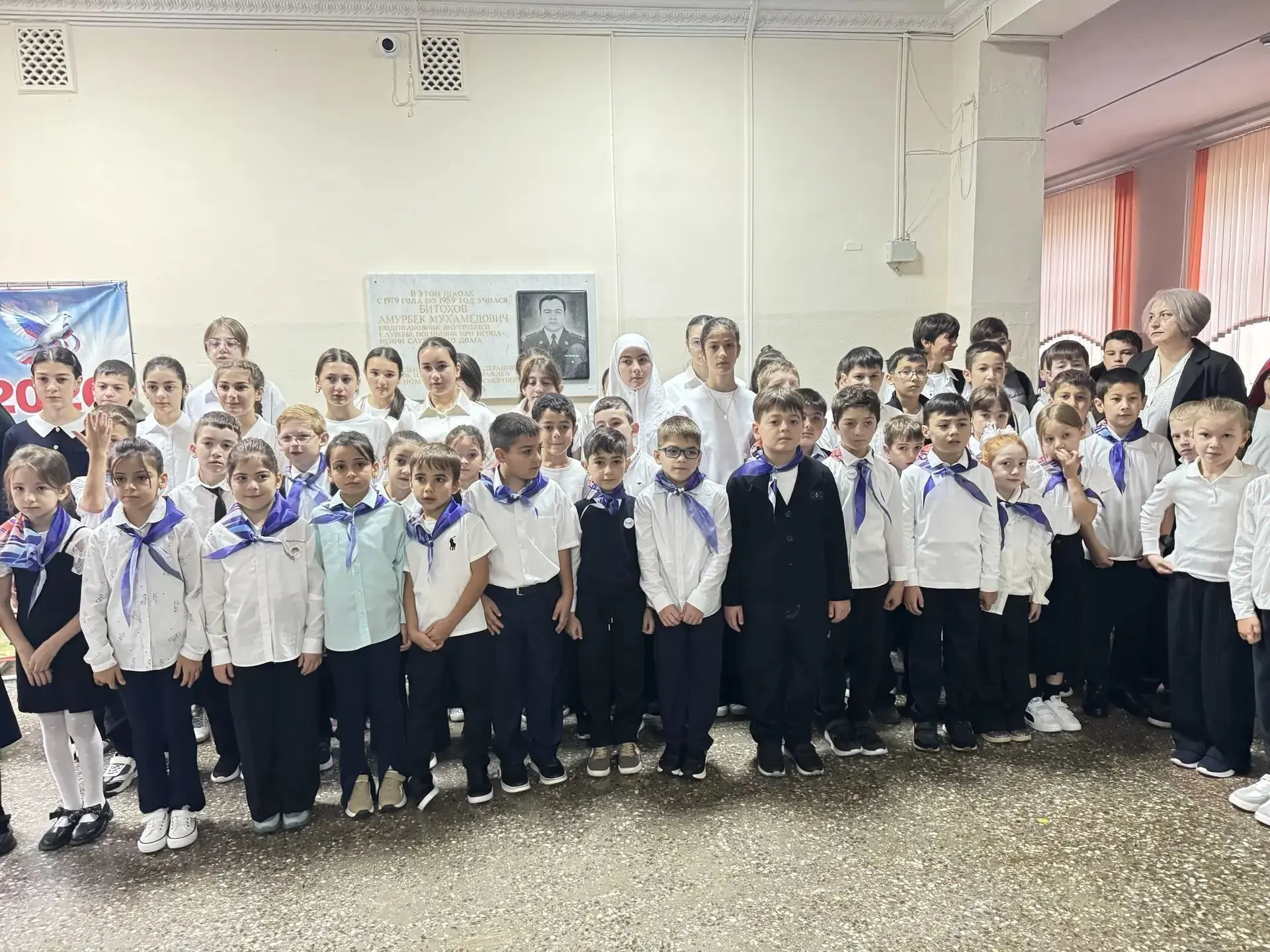 🇷🇺 В школе по традиции прошла торжественная линейка, которая началась с поднятия флаг...