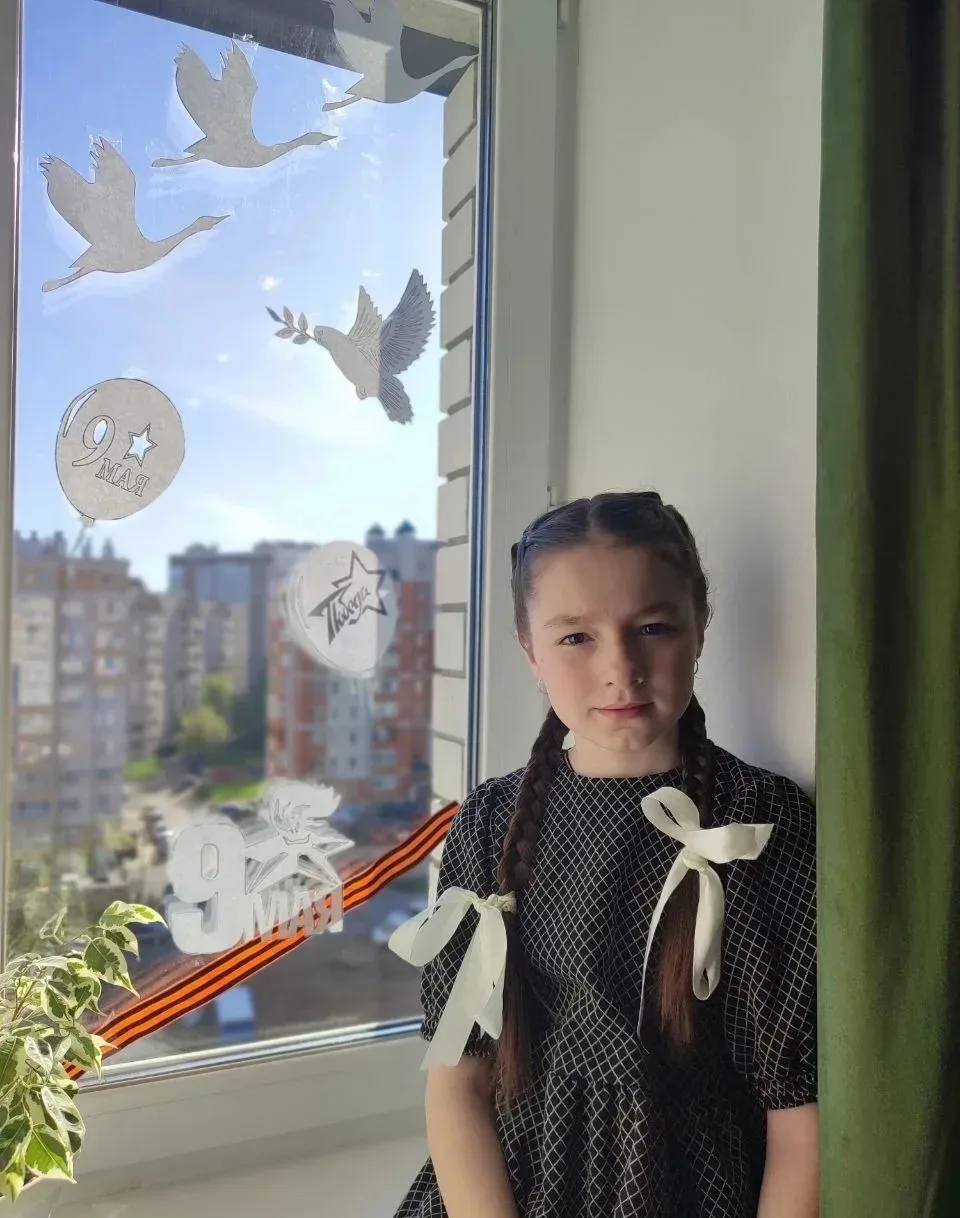 Ученики столичной школы №6 присоединились к масштабной акции «Окна Победы».  В преддверии 9 Мая ребя