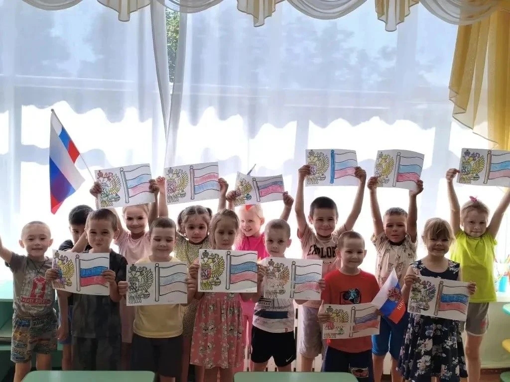 🇷🇺🇷🇺🇷🇺 Воспитанники средней группы "Лучики" участвуют в фоточеллендже "Россия - это мы!"🇷🇺🇷