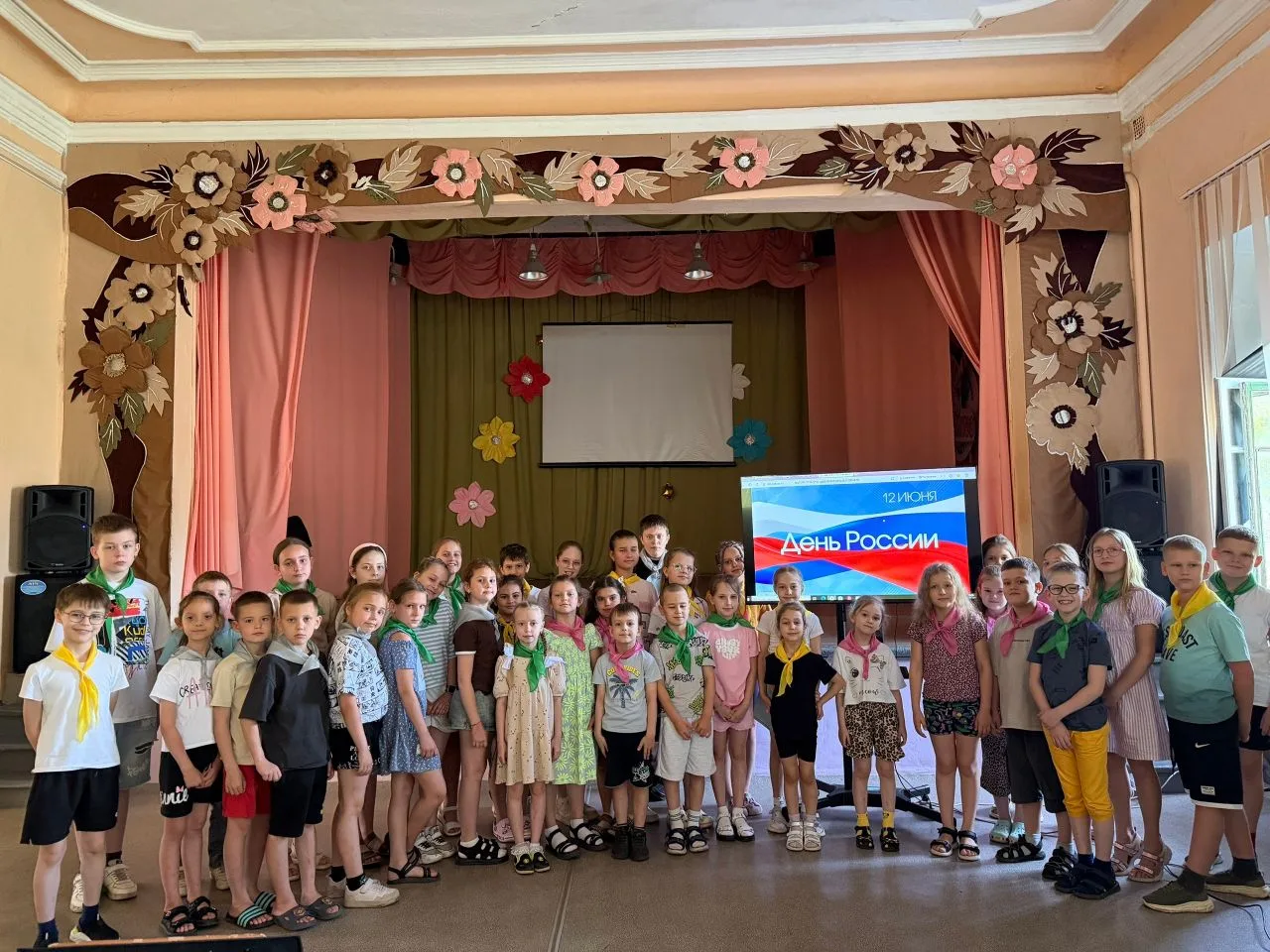 🇷🇺В преддверии Дня России на летней досуговой площадке ЦРТДиЮ было проведено увлекательное и позна