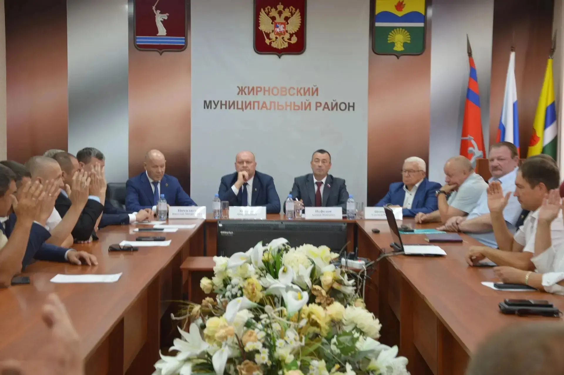 ДУМЫ НА МЕСТАХ