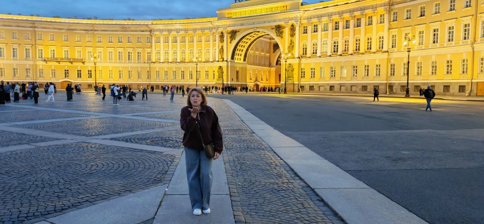 Вам всем привет из Санкт-Петербурга, дорогие! 💋 Позже расскажу где была, что видела и ...
