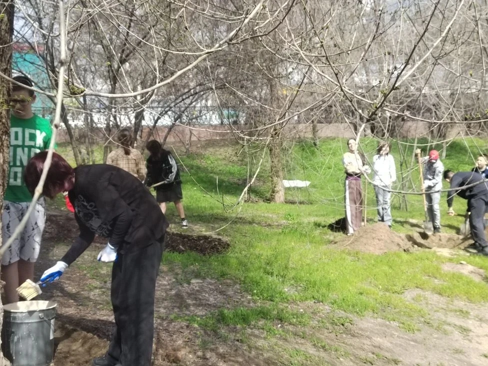 «Мы за чистоту»!   Ученики #МОУСШ81 продолжают приводить в порядок территории школы. Ребята не тольк