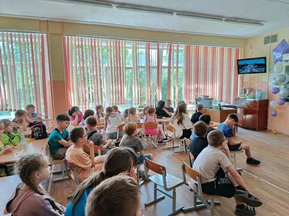 ​🇷🇺 «Мы гордимся Россией!»: патриотический час в нашем летнем лагере
​Сегодня в нашем пришкольном 