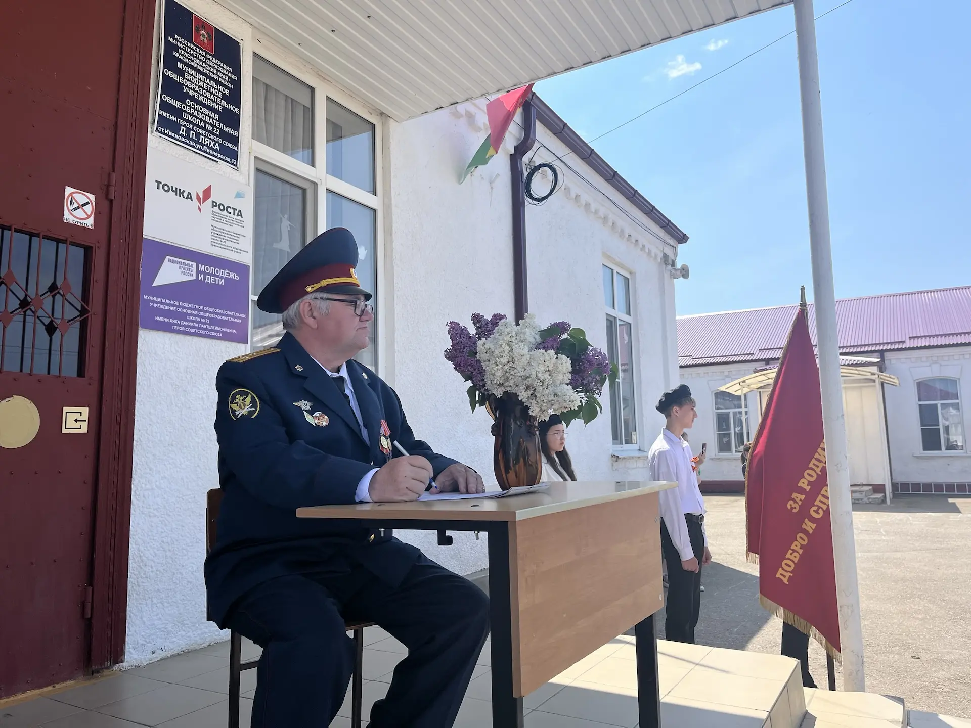 Ко Дню  Победы в нашей школе прошел Смотр строя и песни! Классные коллективы продемонст...