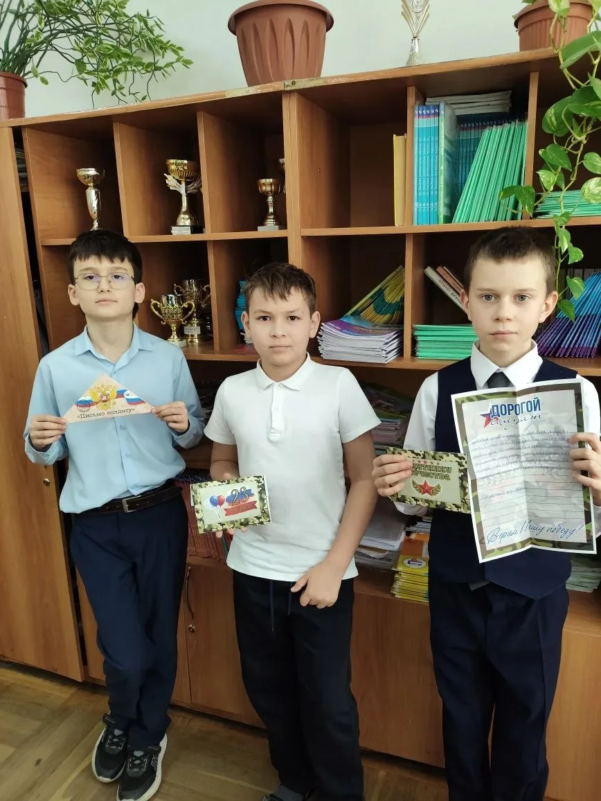 Сегодня мои ребята из разных классов приняли участие в акции "Письмо солдату" ✉️✉️✉️  Мальчишки и де