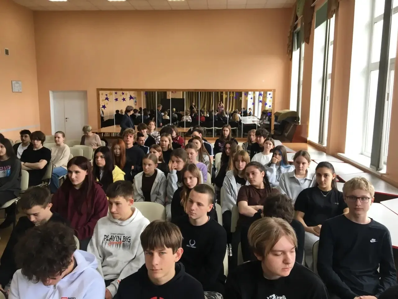Беседа инспектора ГИБДД с учениками о правилах дорожного движения.  В школе с учениками состоялась в
