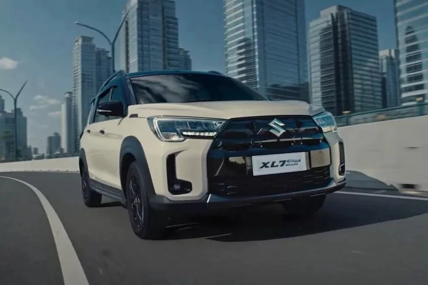Семиместный Suzuki XL7 стал современнее после рестайлинга

Модель получила измененную внешность с но