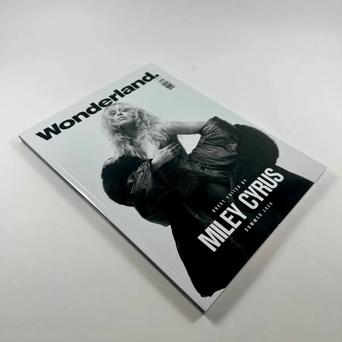 Выпуск журнала Wonderland с Майли был подготовлен под её редакцией. Певица лично курировала материал