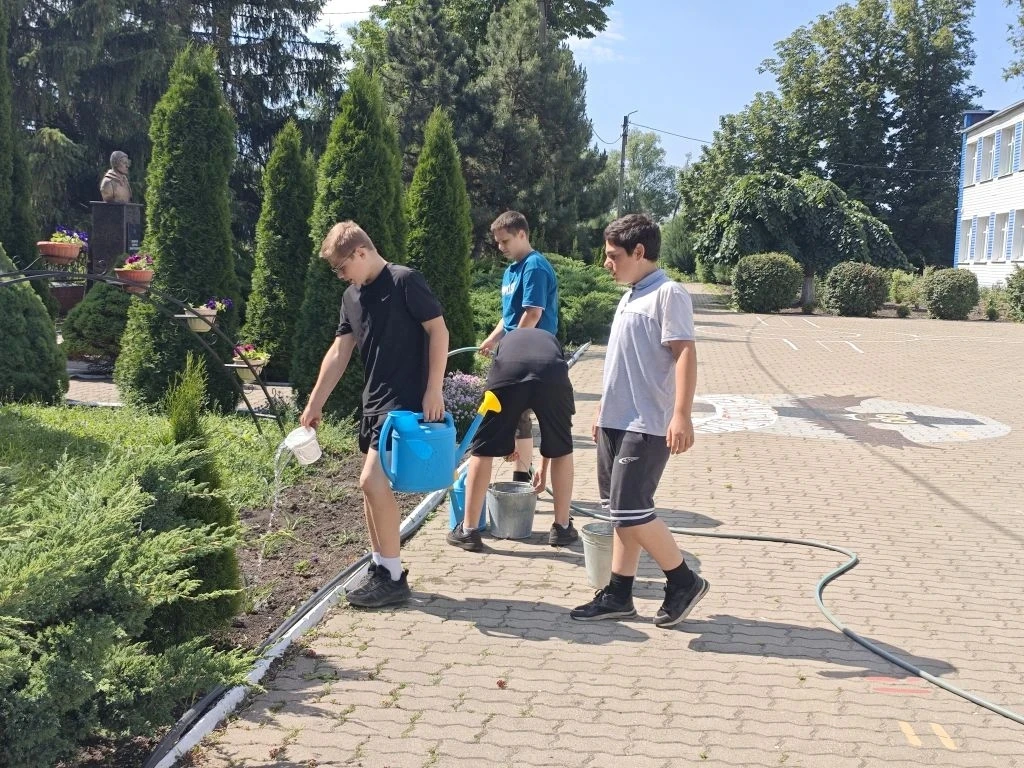 🔥 День в лагере "Юность" 

Наш лагерь труда и отдыха живёт полной жизнью.
Утренняя зарядка и полезн