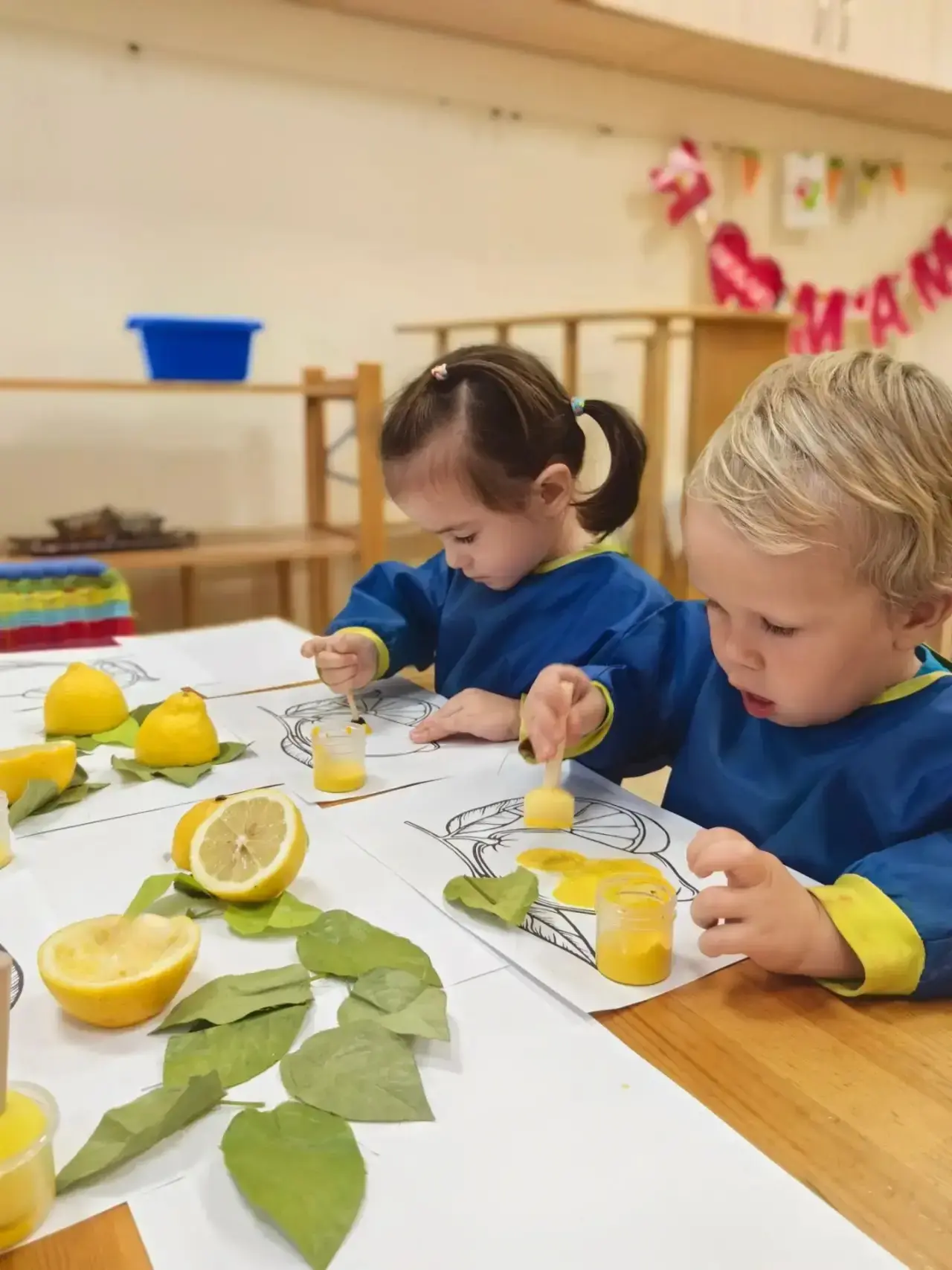 🍋 Сенсорика и творчество в мини-саду: рисуем лимонами!