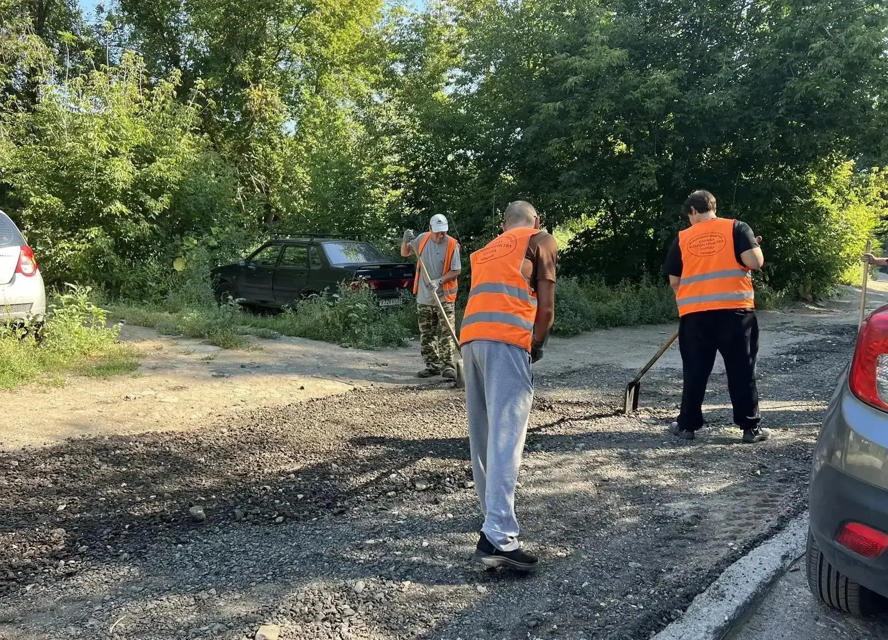 Николай Панков с жителями контролирует ремонт дороги на Улешах

В микрорайоне Улеши в Заводском райо