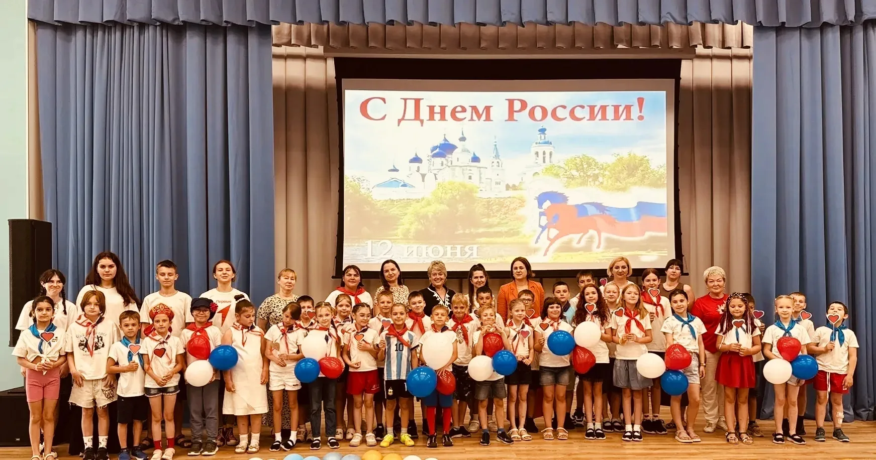 Сегодня в летнем лагере «Звёздочка» был тематический день, посвящённый Дню России. Дети с большим эн