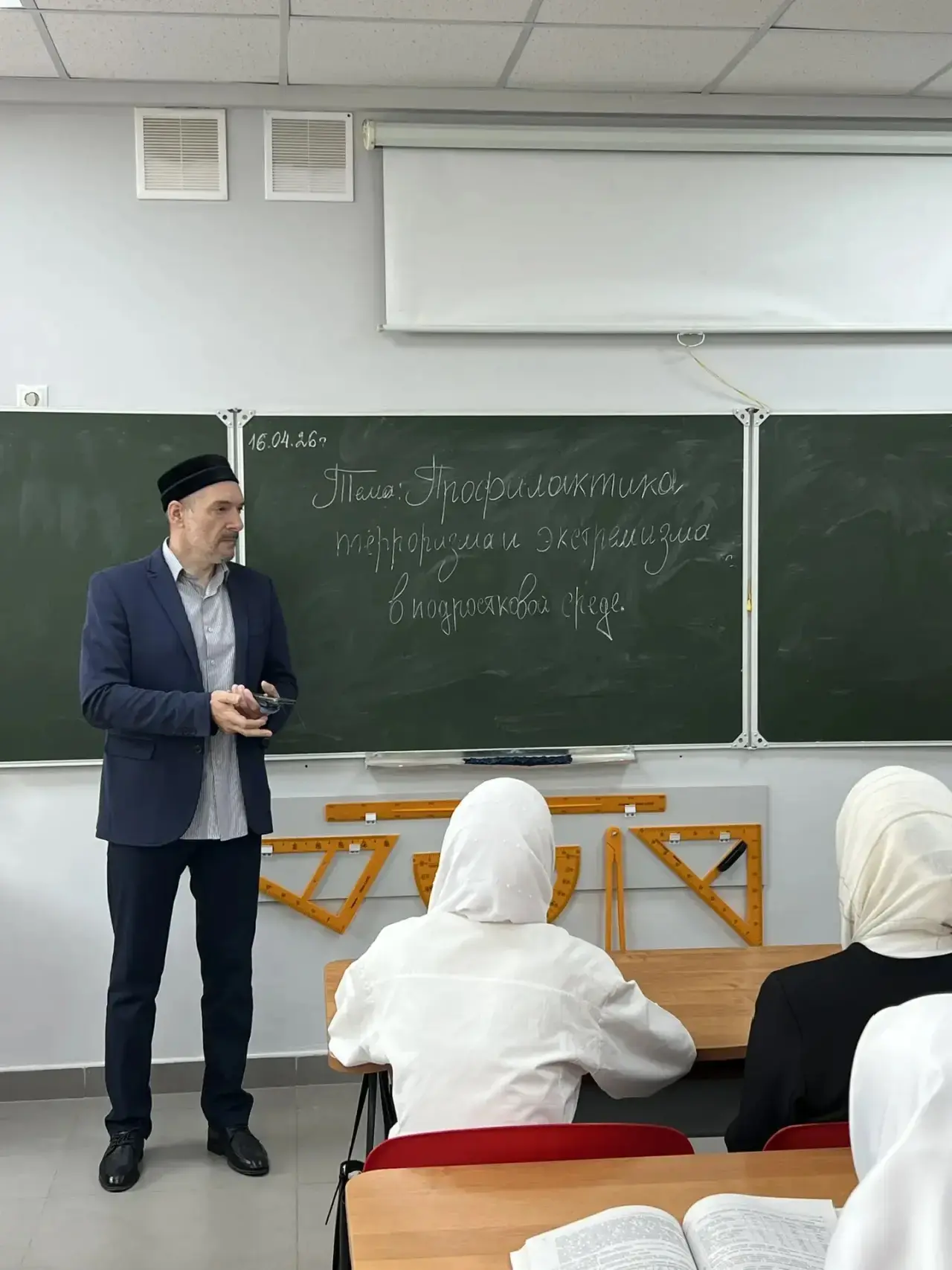 В гимназии №1 на постоянной основе проводятся классные часы на остро-актуальные темы, с приглашением